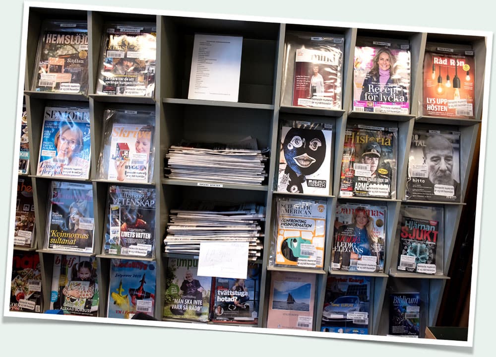Hylla med ungefär 20 olika magasin, bland annat magasin mosaik