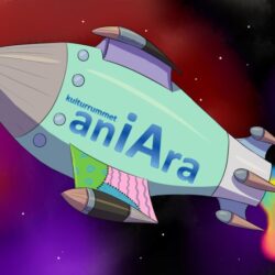 Logga Kulturrumet aniAra. Ett stort pastellgrönt rymdskepp med texten "kulturrummet aniAra" i blåa bokstäver. En regnbågsfärgad eld brinner i den bakgrunden motorn och skeppet är i en mörk rymdmiljö.