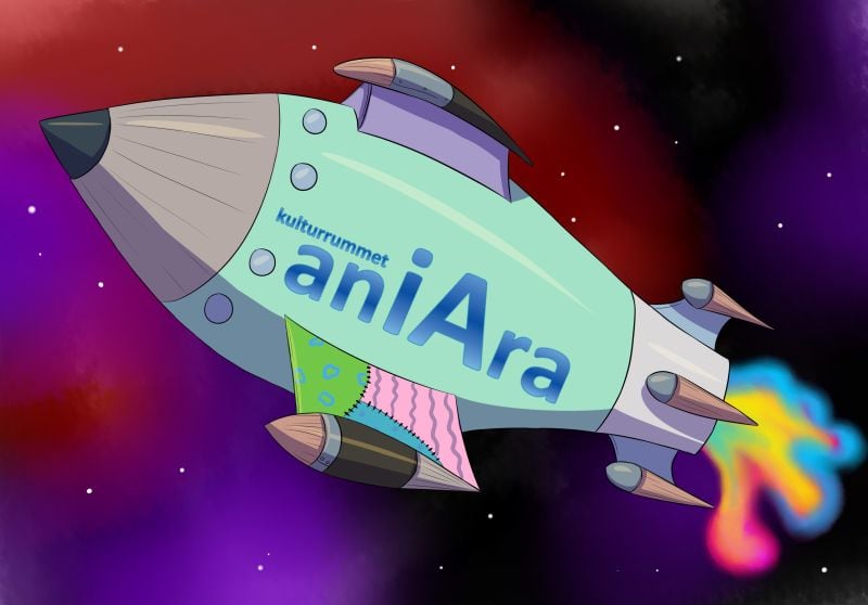 Logga Kulturrumet aniAra. Ett stort pastellgrönt rymdskepp med texten "kulturrummet aniAra" i blåa bokstäver. En regnbågsfärgad eld brinner i den bakgrunden motorn och skeppet är i en mörk rymdmiljö.
