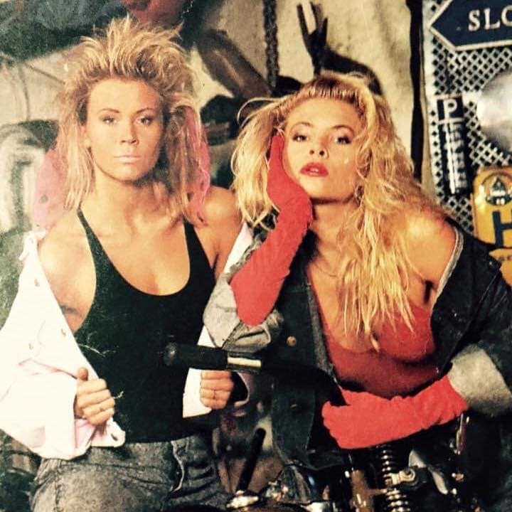 Lili och Susie under 80-talet poserar i vilda frisyrer och ungdomliga kläder.