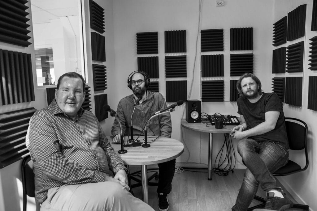Foto i studiomiljö på Carl-Magnus, Jakob och Erik i GrundenMedia Podcast.