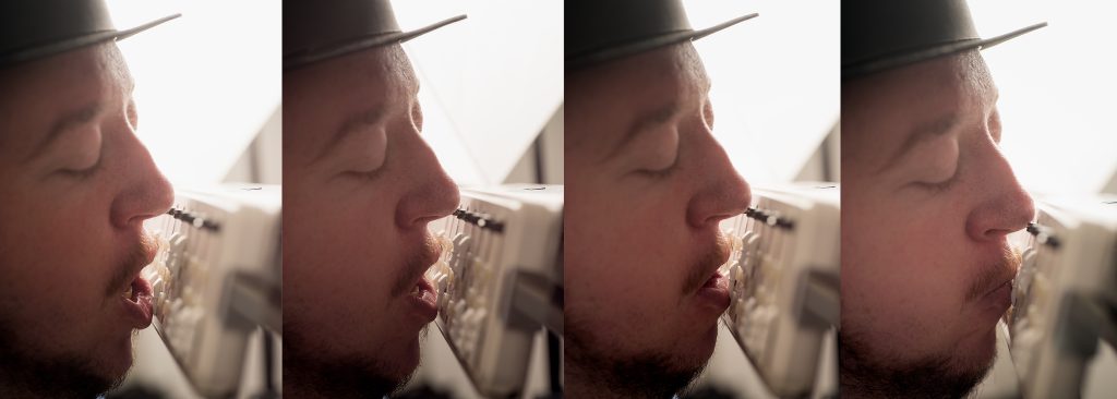 En bildserie på fyra bilder som illustrerar hur Tim manövrerar reglagen på en panel med sina läppar. 
