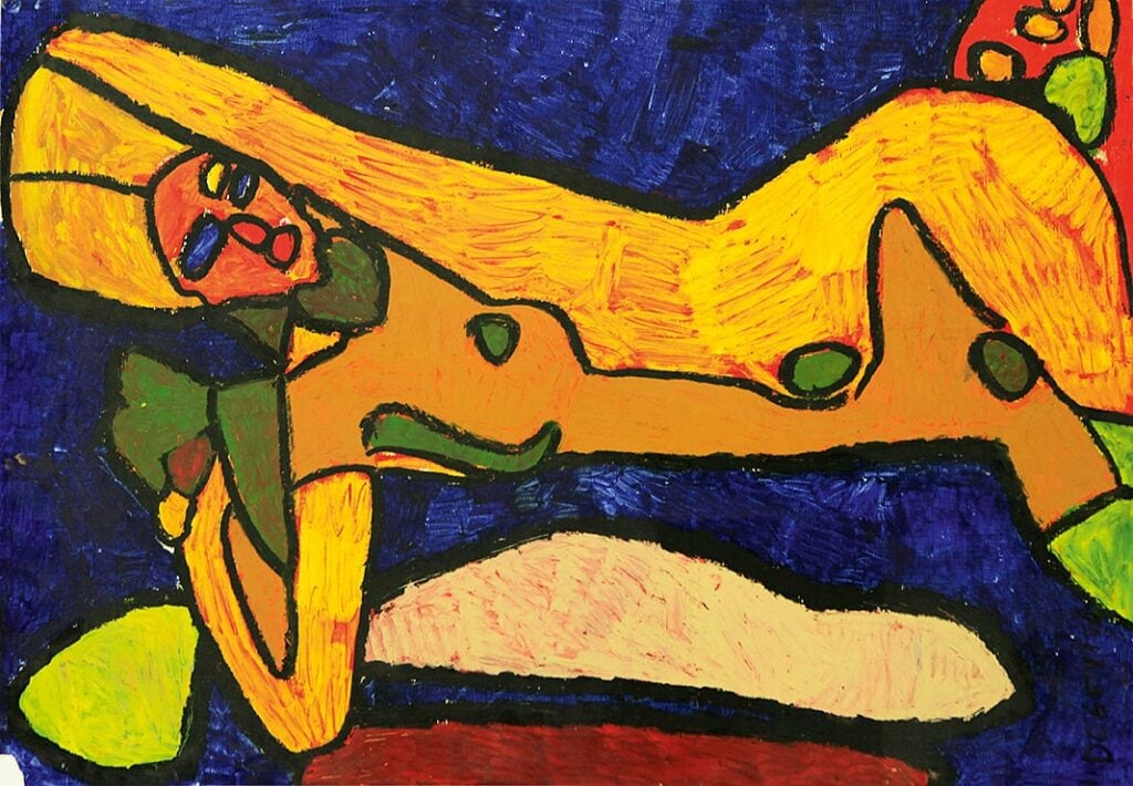 En kvinnofigur målad liggande på sidan med den ena armen sträckt upp över huvudet och den andra vikt framåt med handen under huvudet på en mörkgrön kudde. Hon är enkelt målad med svarta linjer som avgränsar färgfälten och kraftiga gula, oranga, blå, gröna toner.