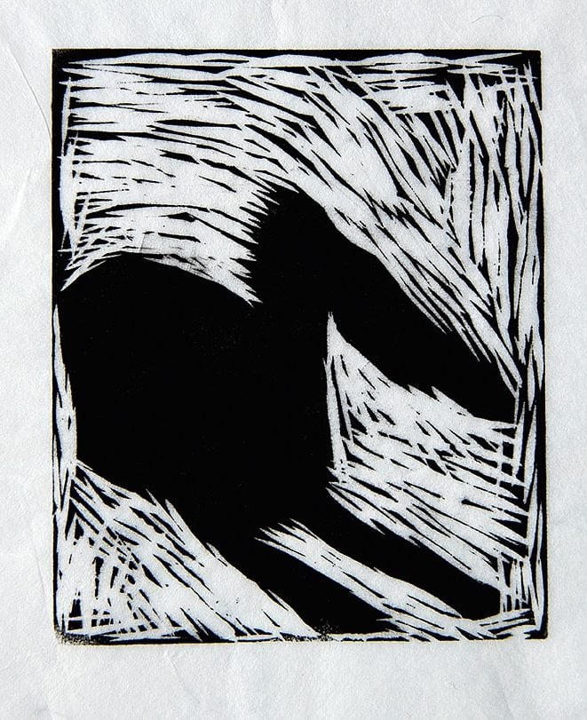 Grafiskt tryck av en svart figur, en fågel som omges av vibrerande vita och svarta streck och linjer. Hela bilden, fågeln och strecken är ett grafiskt tryck som är skapat med en kniv i en linoleumplatta.
