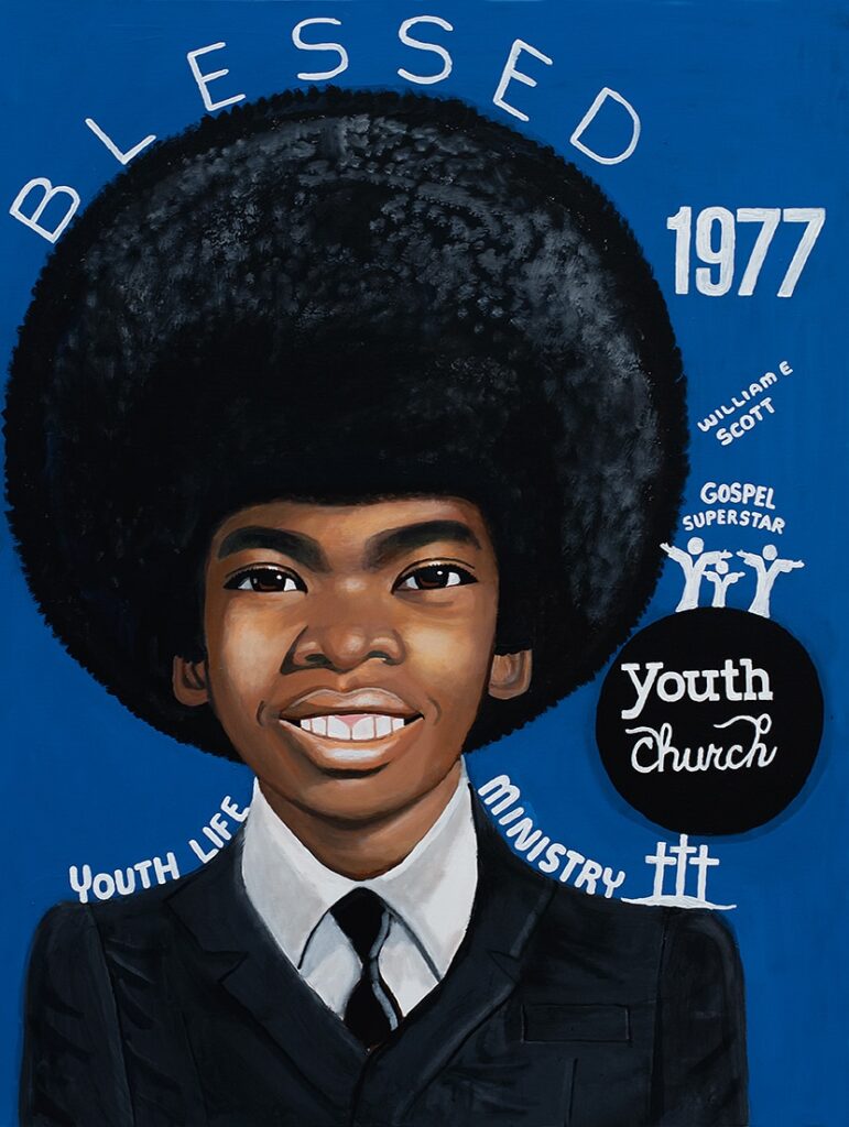 Akryl på duk med mörkt blå bakgrund. Ett porträtt av en ung afroamerikansk man iklädd svart kostym, vit skjorta och svart slips. Han har en mycket stor, rund, hög afrofrisyr. Vit text följer konturen av det stora håret och bildar ordet ”Blessed”.