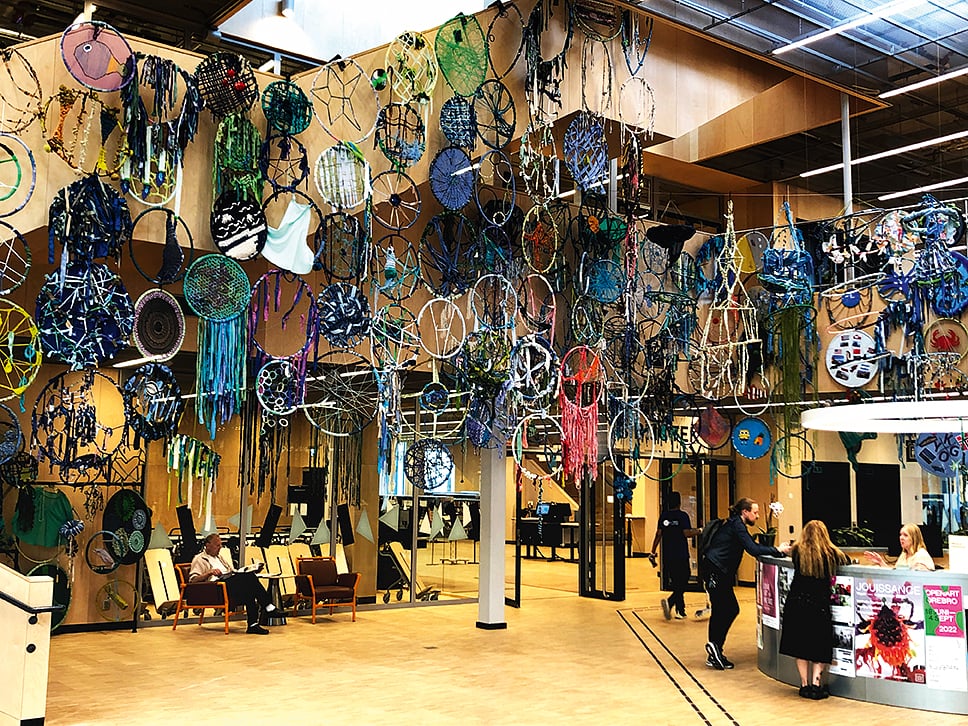 Konstverket består att en massa textilklädda rockringar som hänger i rader från väggar och trappor i en trä-klädd foajé. 