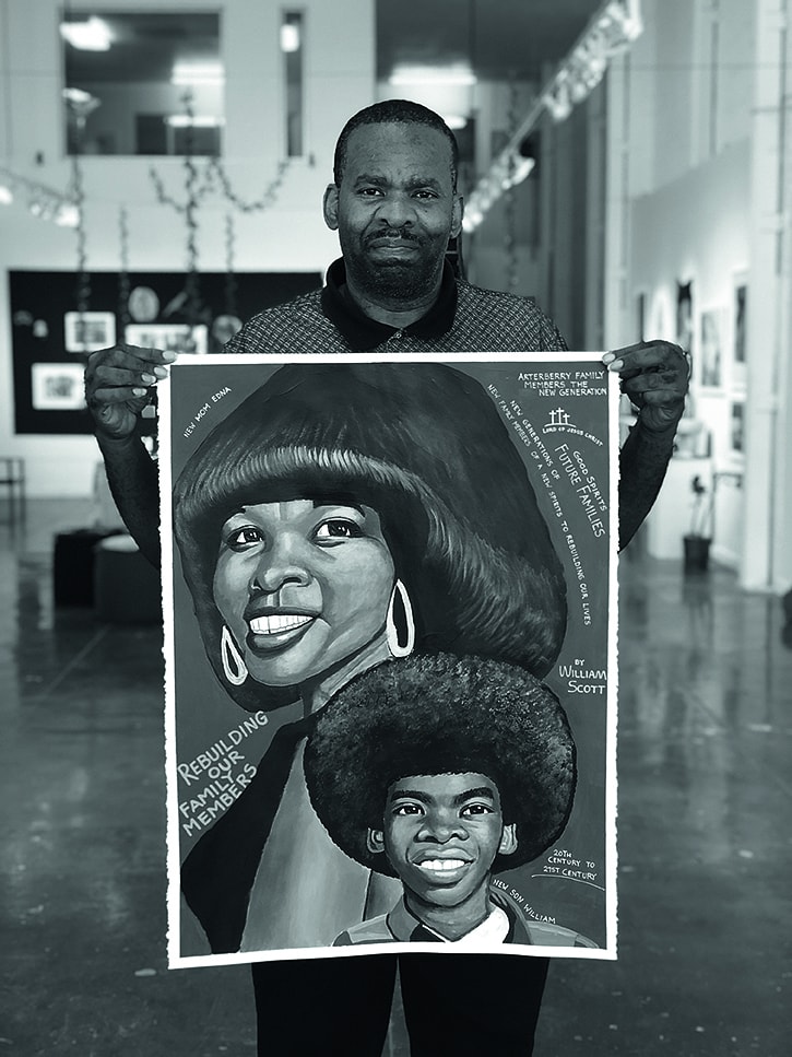 Ett svartvitt foto av William Scott som står i en utställningshall och håller upp en rektangulär duk framför sig. Målningen på duken är gjord med akryl på papper med ett kvinnohuvud som tar upp 2/3 av målningen och en yngre man längst ned på bilden.