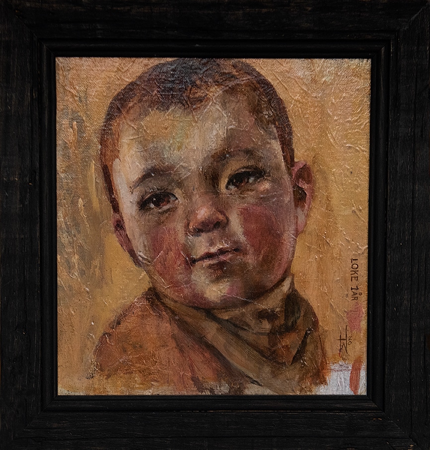 Ett porträtt av ett barn i akryl och olja på pannå. Barnets huvud täcker hela bilden. Han sitter vänd åt höger och vänder huvudet framåt över den främre axeln. Ögonen är stora och bruna med något drömlikt i blicken.