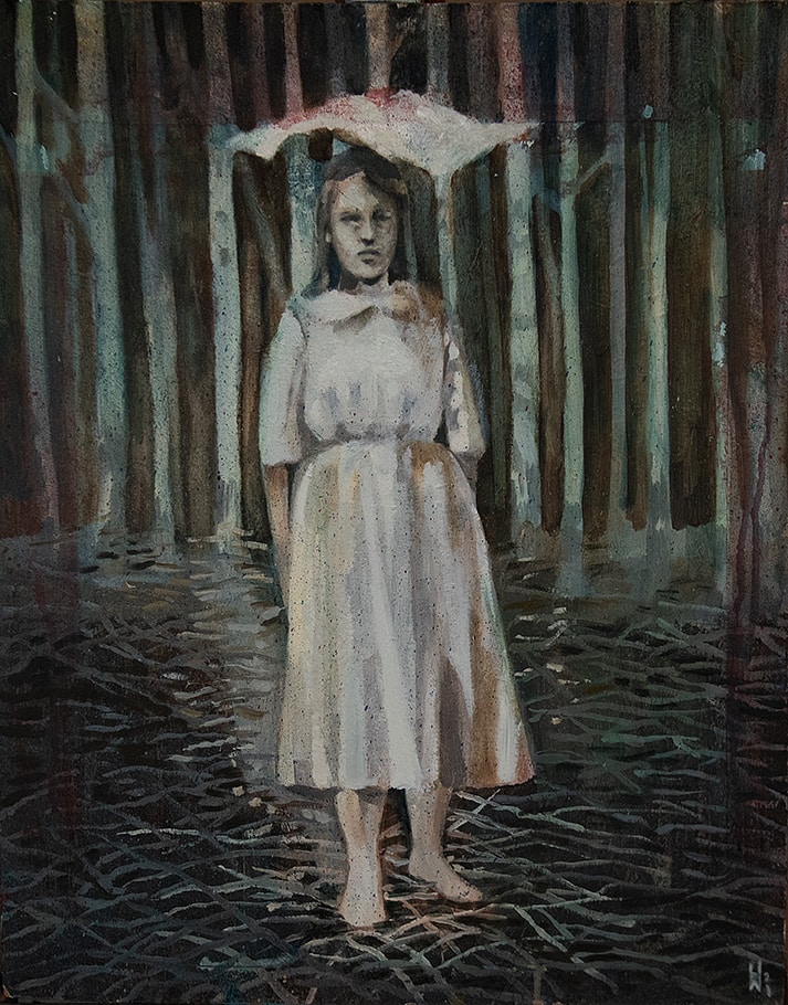En flicka står barfota i en skogsglänta rakt framifrån och armarna hängande längs sidorna. 
Ett stort blad eller en ljus duk svävar över hennes huvud som ett regn eller solskydd.