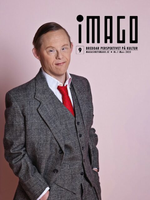 Framsidan till iMAGO 9 med Niclas Lendemar som står uppklädd i grå kostym och röd slips med händerna i fickorna. Han ler avväpnande mot kameran. Bakgrunden är rosa.