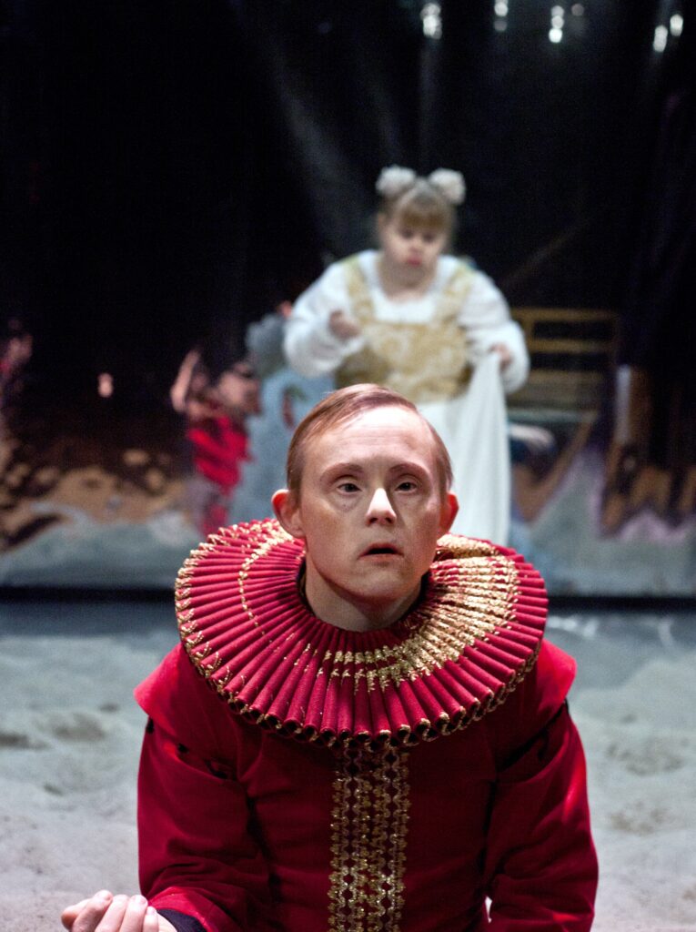 Foto från föreställningen stormen på Moomsteatern 2015. Niclas i halvfigur i rollen som Ferdinand.