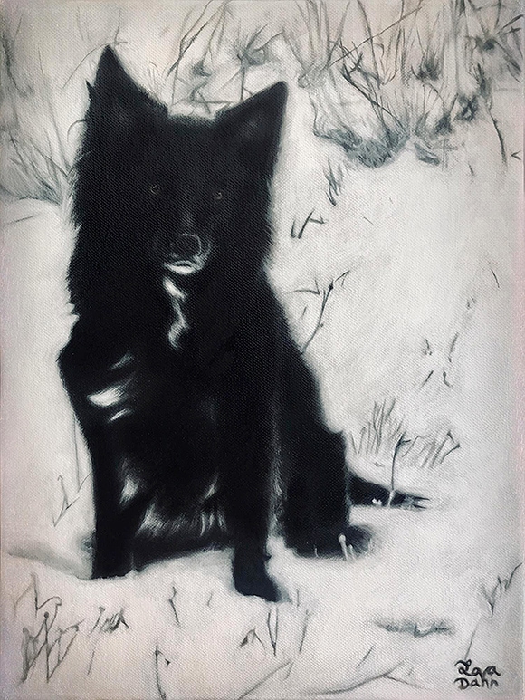 Tessi är en oljemålning på duk i stående rektangulärt format. Porträtt av en svart hund ensam i ett vinterlandskap.