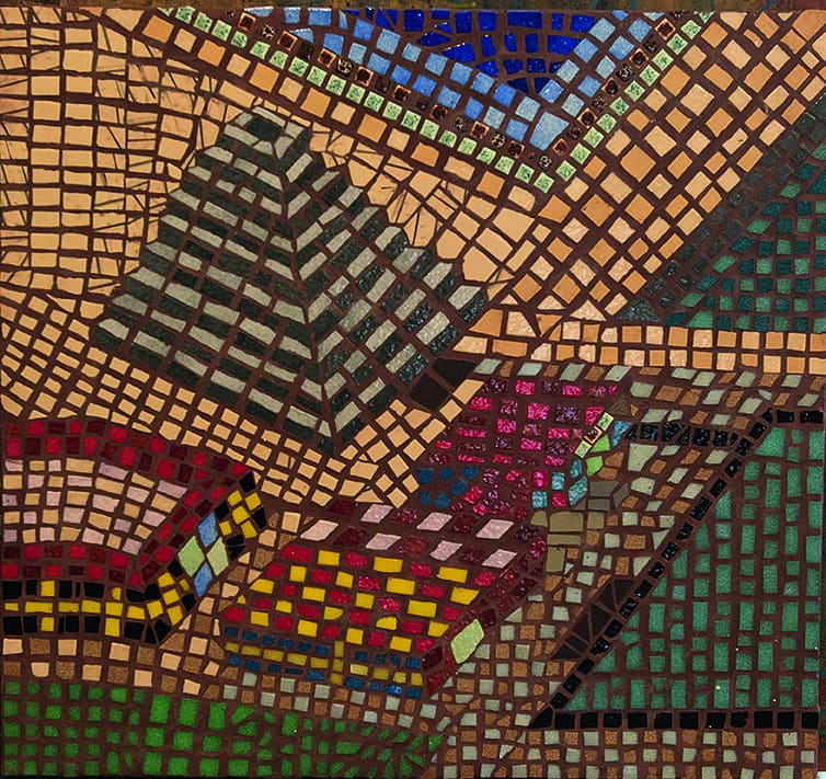 Ett platt, kvadratiskt konstverk med mosaik som täcker hela ytan – från kant till kant. Mosaikbitarna utgörs av små, ojämna kvadrater, rektanglar och trianglar, tätt infattade mot en brun bakgrund. De är gjorda av porslin eller sten och är grupperade i olika färger och fält.